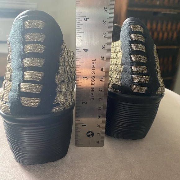 St.John Bay Platform Wedge - Size 8.5 Gold - Picture 5 of 7